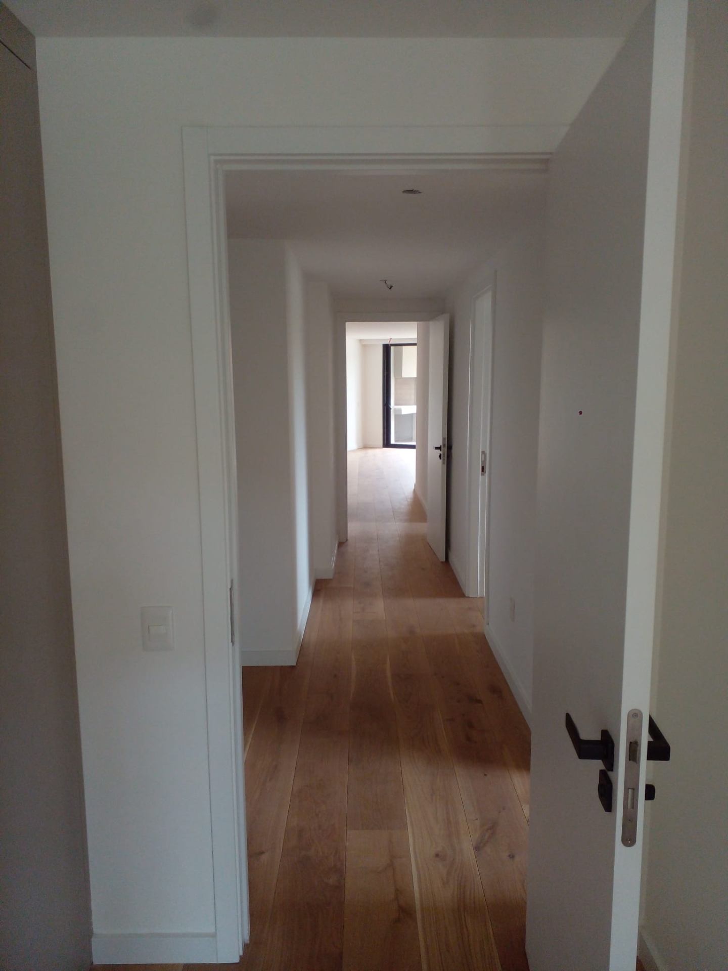 Pasillo con piso de madera