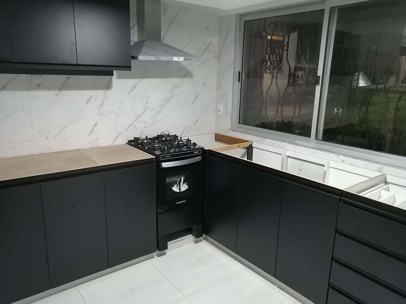 Cocina con campana y horno