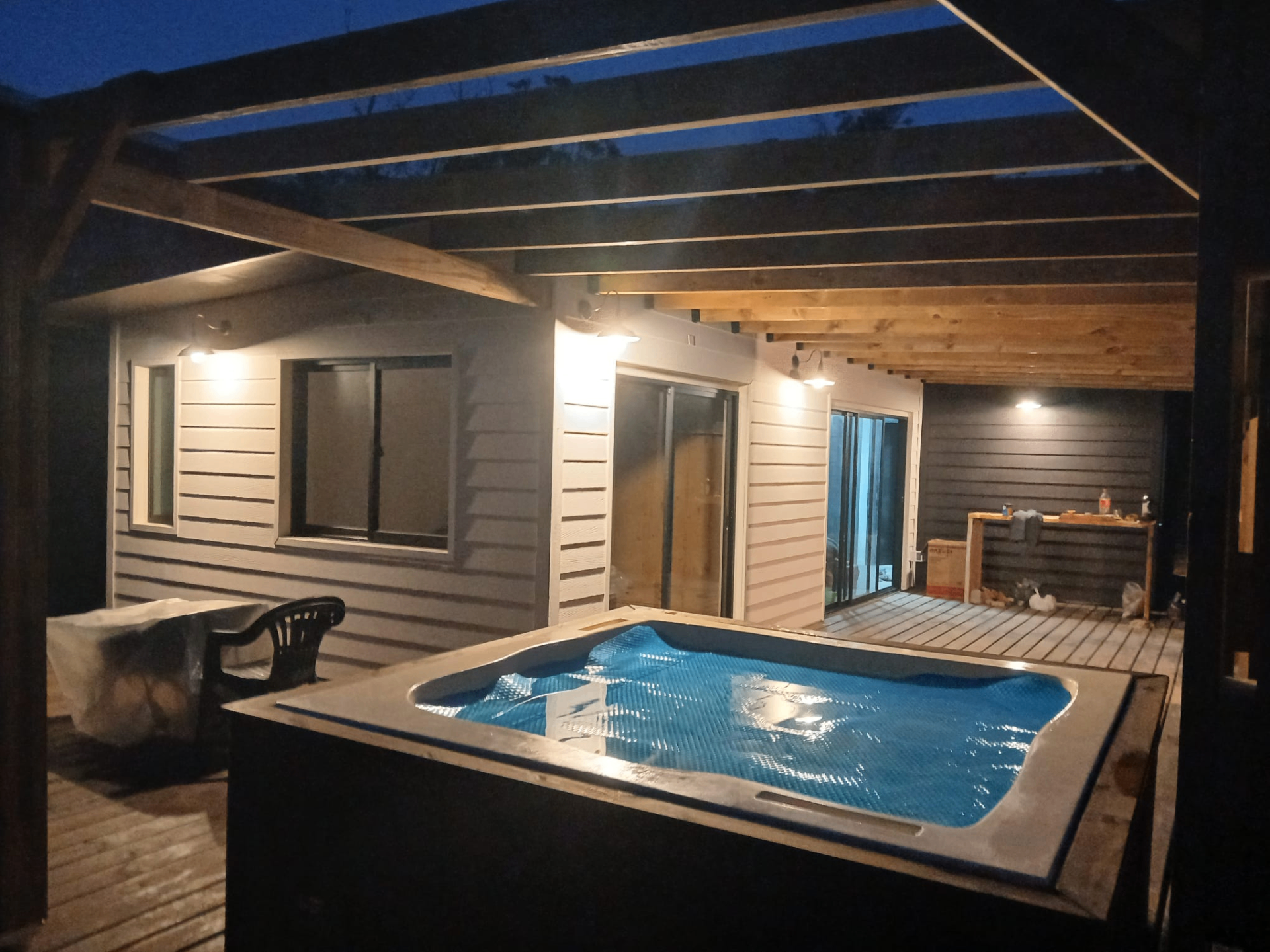 Deck exterior con jacuzzi