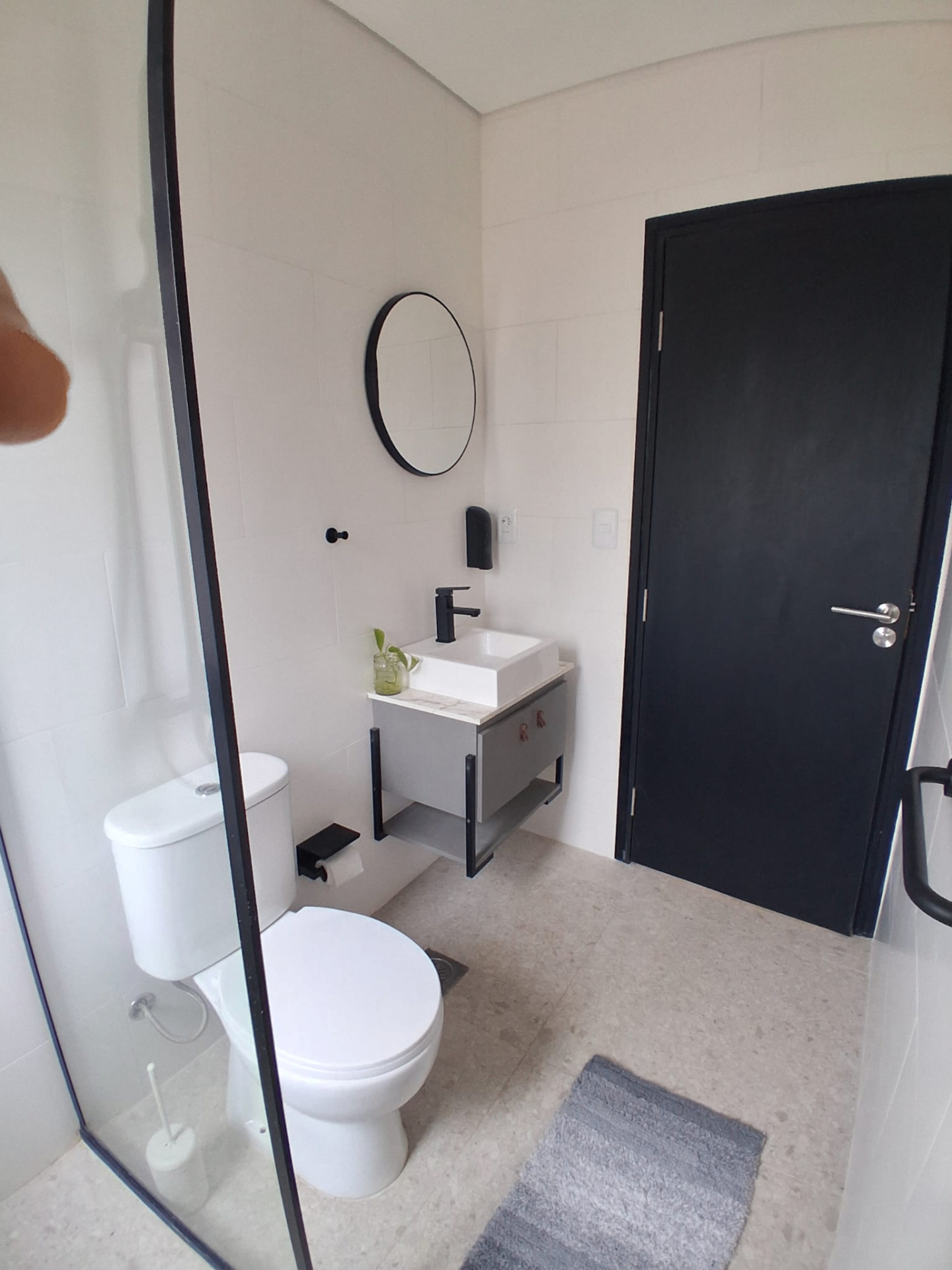 Baño terminado con detalles en negro