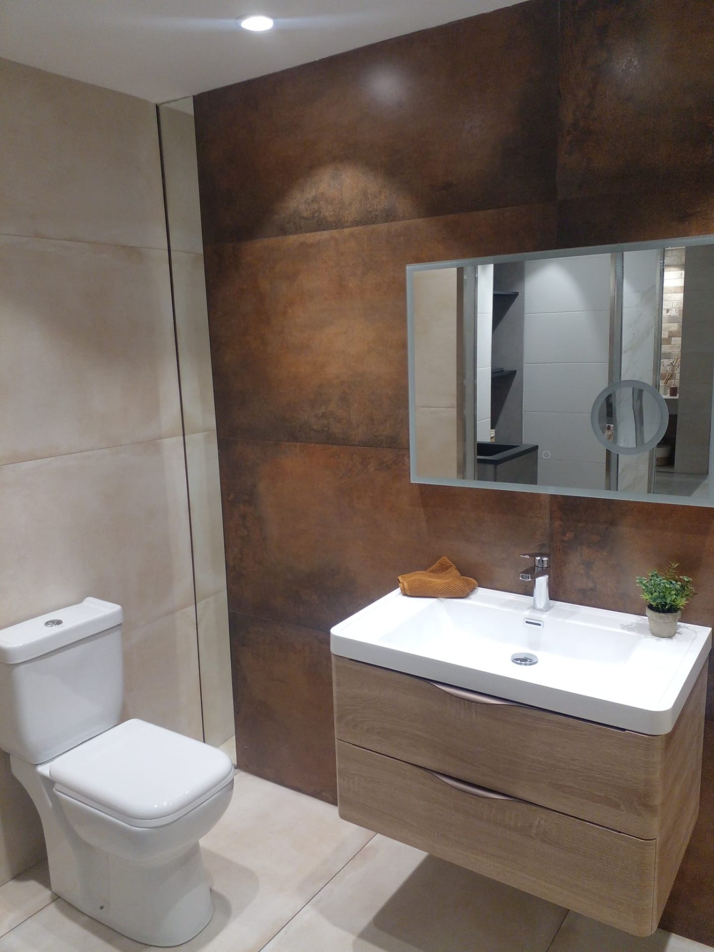 Baño con pared cobre