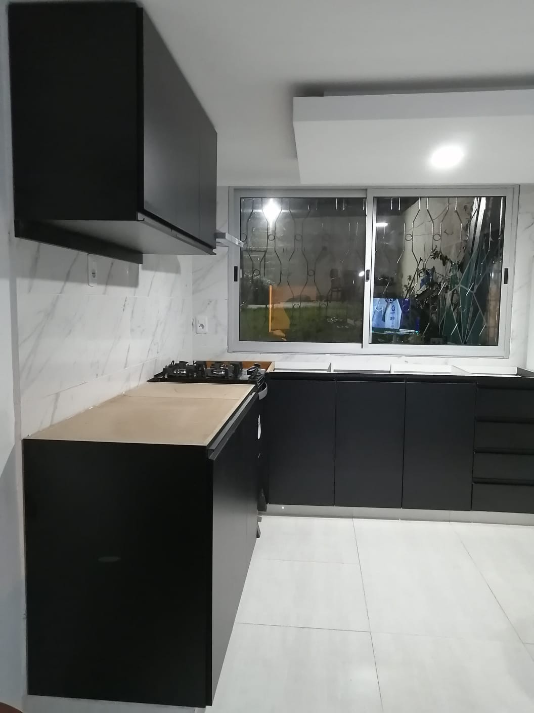 Cocina negra con mármol
